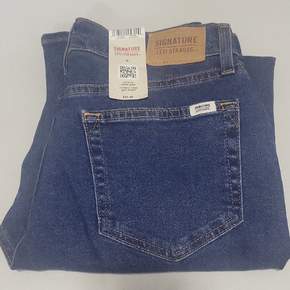 Levi Strauss Signature Easy Straight Jeans, Distressed, Size 6 NWT
